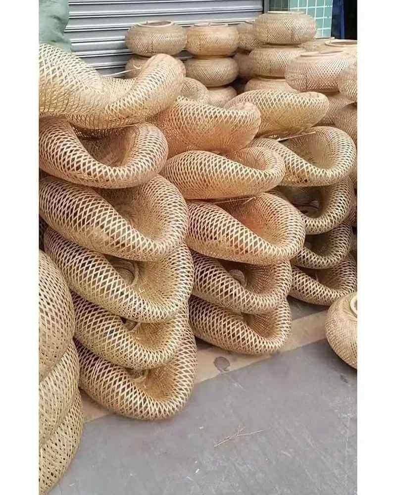 Luminária pendente de bambu tecida à mão