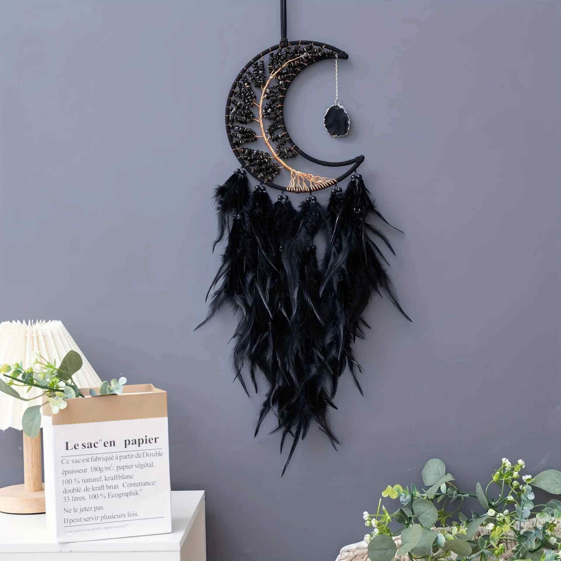 Decoração boêmia com preto puro e penas